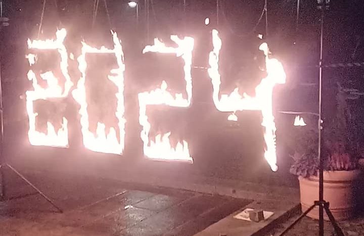 Die Zahl 2024 in Flammen, leuchtend und dynamisch dargestellt.